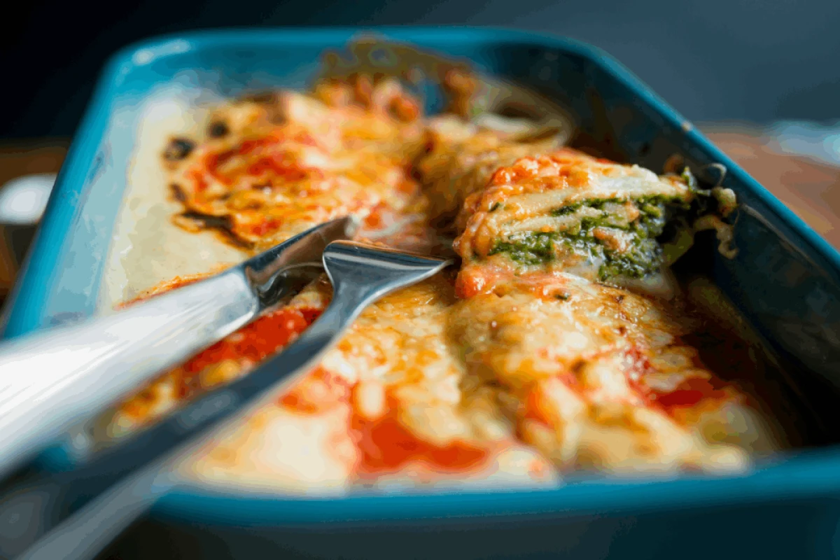 Naleśniki ze szpinakiem i fetą zapieczone w naczyniu żaroodpornym